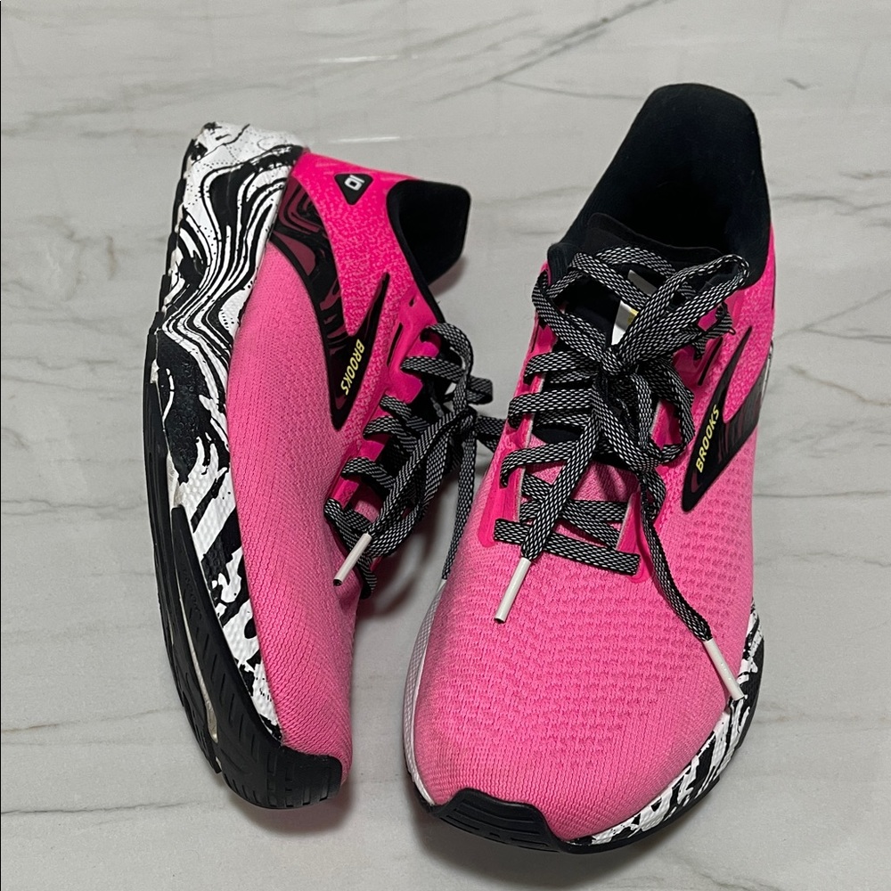 Women’s brooks trace pink shoes 7.5